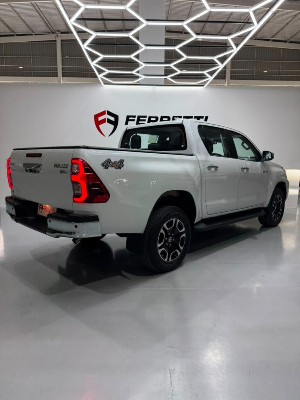 TOYOTA Hilux Caminhonete 2.8 16V SRX 4X4 TURBO DIESEL CABINE DUPLA AUTOMÁTICO