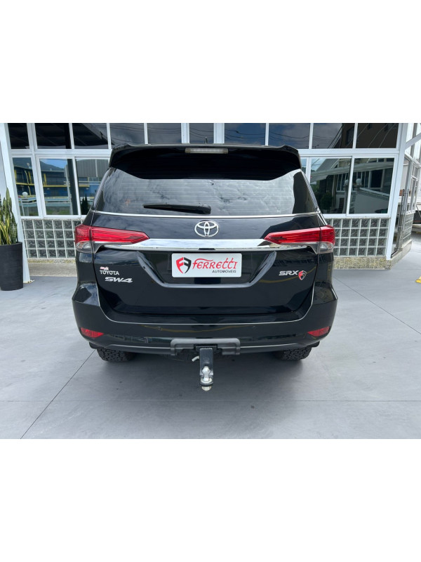 TOYOTA Hilux SW4 2.8 16V 4P SRX 4X4 7 LUGARES TURBO DIESEL AUTOMÁTICO