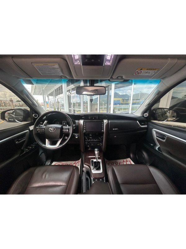 TOYOTA Hilux SW4 2.8 16V 4P SRX 4X4 7 LUGARES TURBO DIESEL AUTOMÁTICO