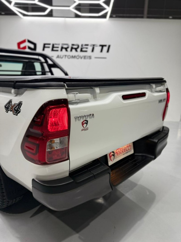 TOYOTA Hilux Caminhonete 2.8 4X4 DIESEL CABINE SIMPLES