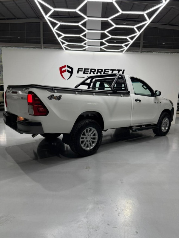 TOYOTA Hilux Caminhonete 2.8 4X4 DIESEL CABINE SIMPLES