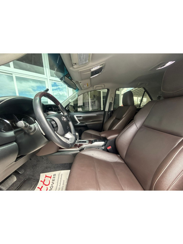 TOYOTA Hilux SW4 2.8 16V 4P SRX 4X4 7 LUGARES TURBO DIESEL AUTOMÁTICO