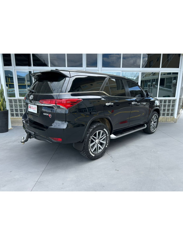 TOYOTA Hilux SW4 2.8 16V 4P SRX 4X4 7 LUGARES TURBO DIESEL AUTOMÁTICO