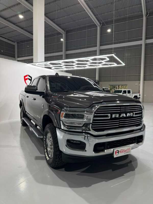 RAM 3500 6.7 I6 LIMITED LARAMIE CABINE DUPLA TURBO DIESEL AUTOMÁTICO