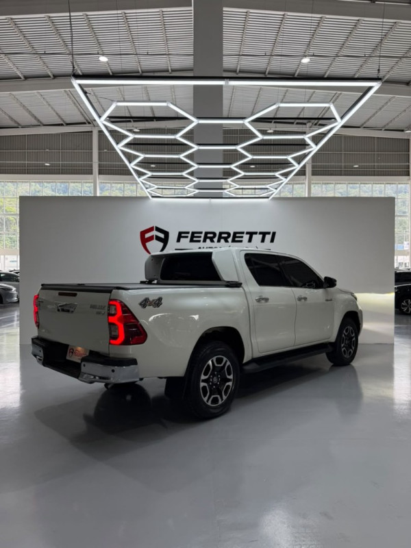TOYOTA Hilux Caminhonete 2.8 16V SRX 4X4 DIESEL CABINE DUPLA AUTOMÁTICO