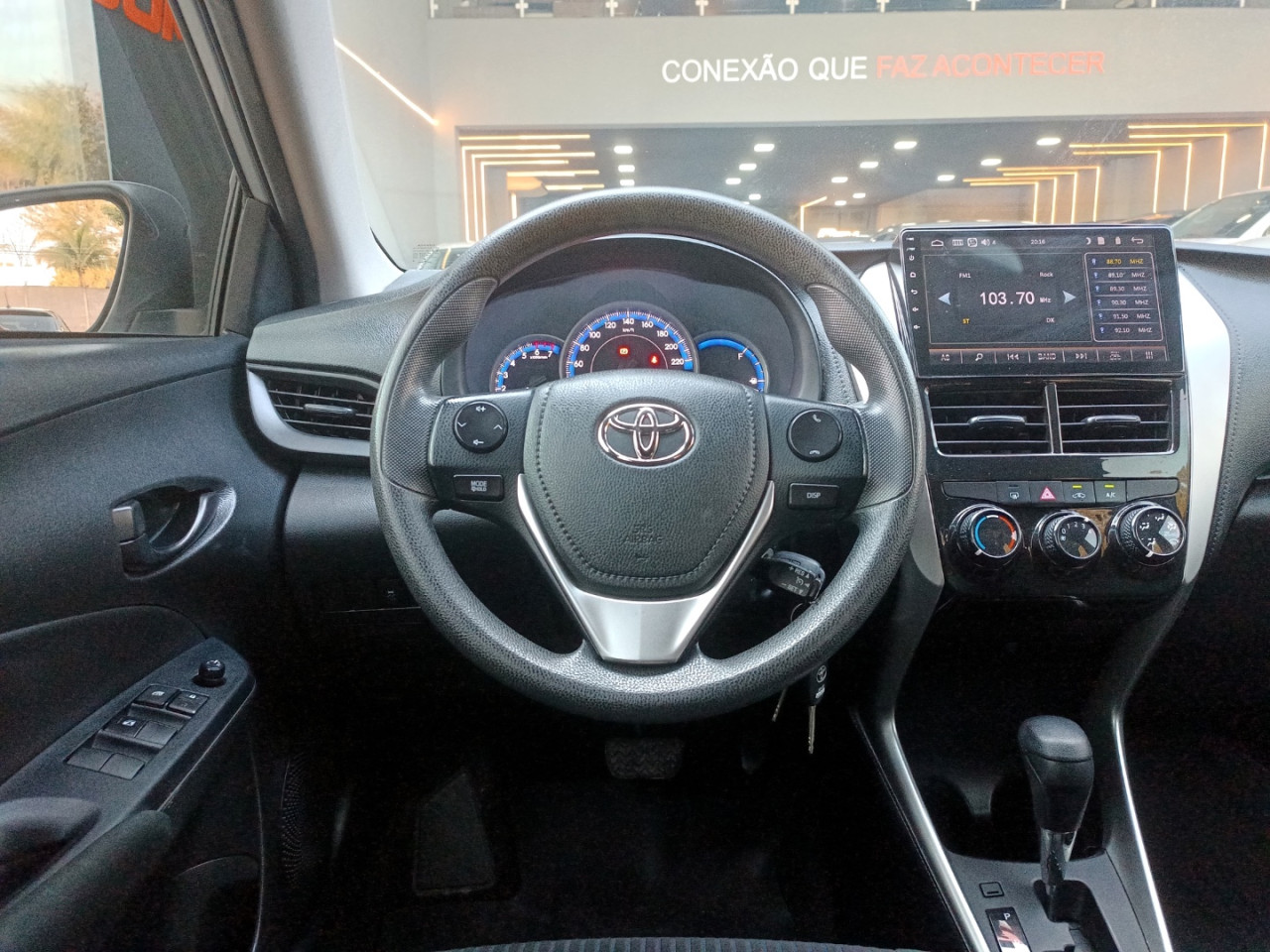 Yaris Sedan 1.5 16V 4P FLEX XL LIVE MULTIDRIVE AUTOMÁTICO CVT