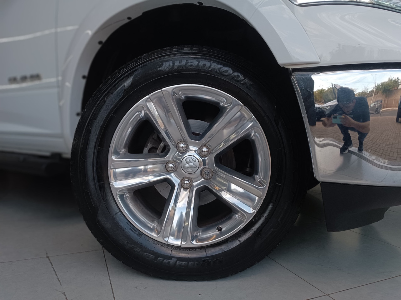 Classic 5.7 V8 32V 4P HEMI LARAMIE AUTOMÁTICO