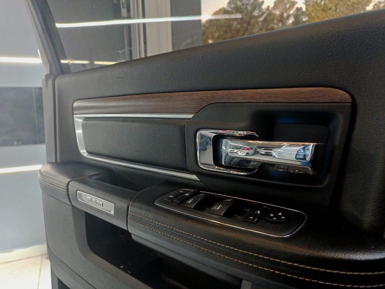 Classic 5.7 V8 32V 4P HEMI LARAMIE AUTOMÁTICO