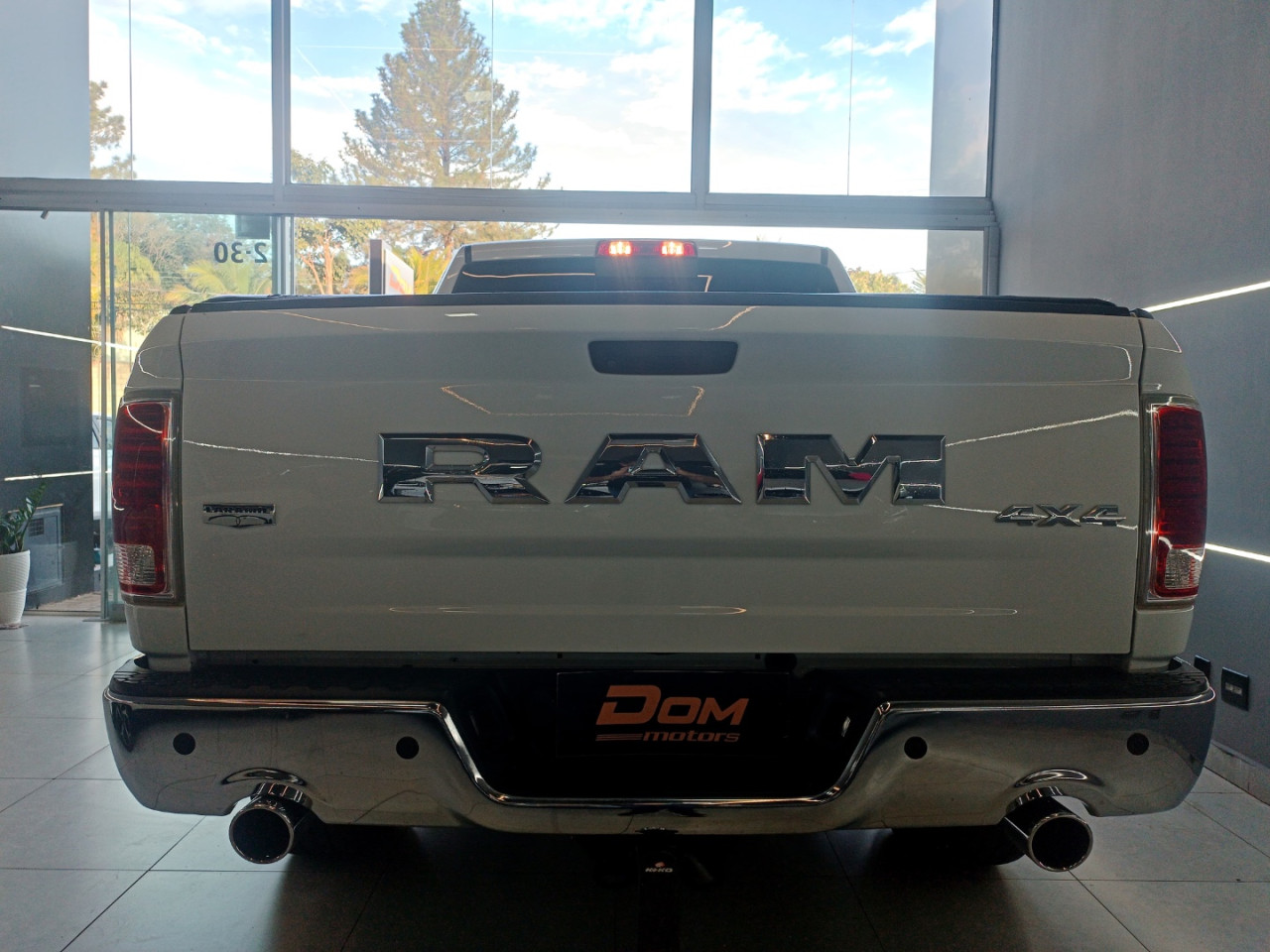 Classic 5.7 V8 32V 4P HEMI LARAMIE AUTOMÁTICO