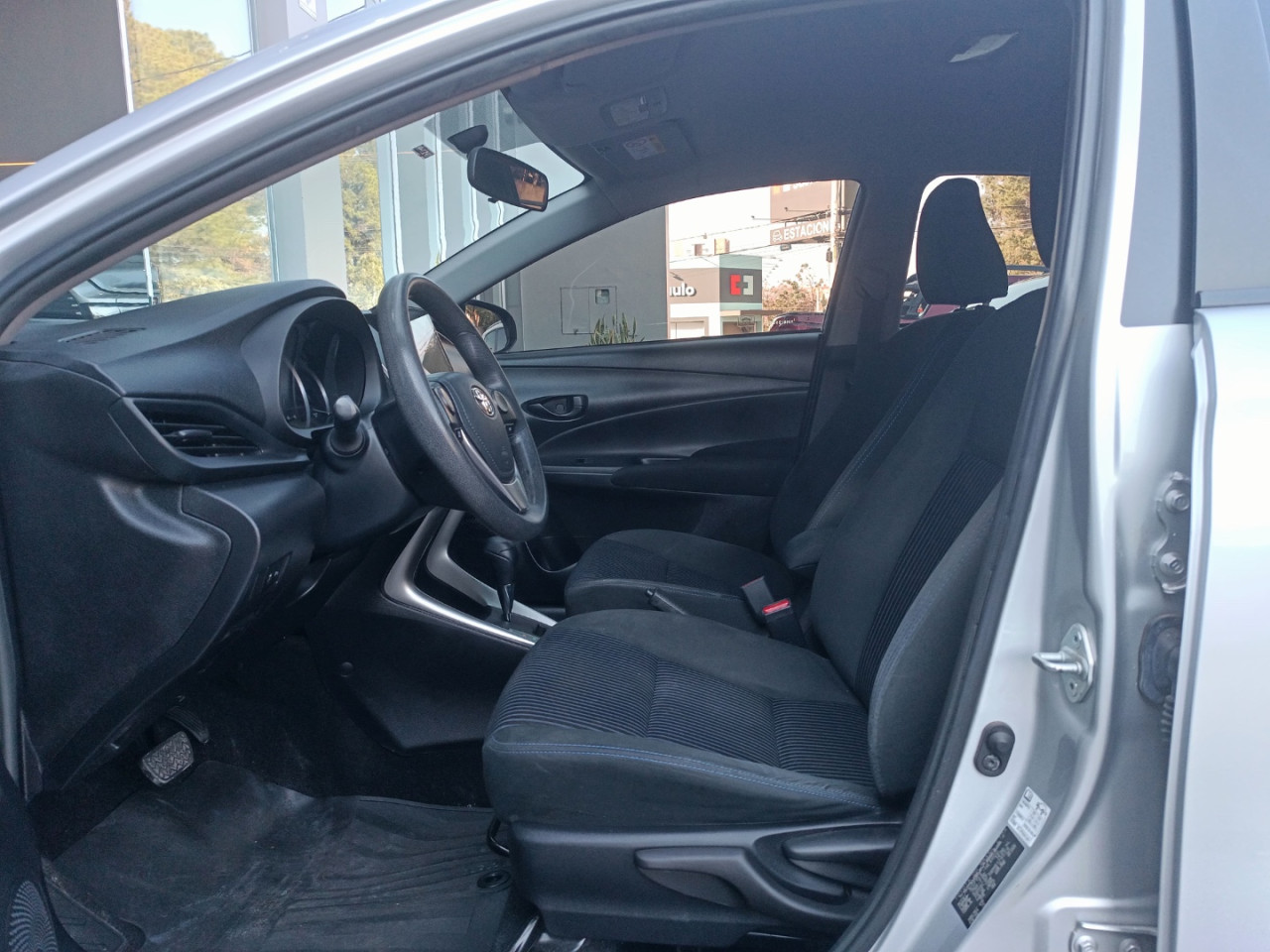 Yaris Sedan 1.5 16V 4P FLEX XL LIVE MULTIDRIVE AUTOMÁTICO CVT