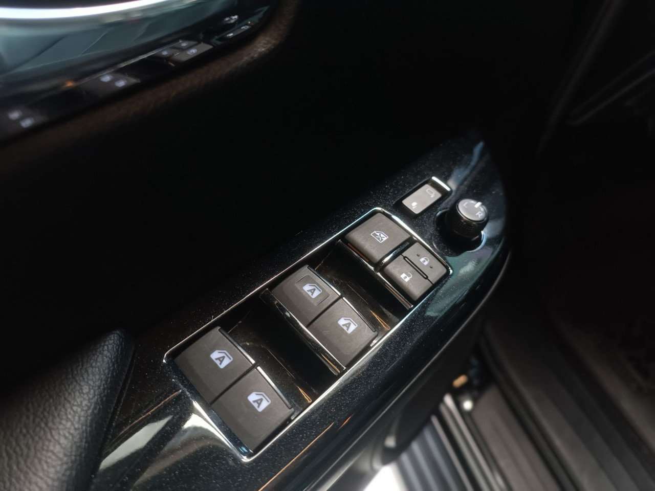 TOYOTA Hilux Caminhonete 2.8 16V SRX PLUS 4X4 TURBO DIESEL CABINE DUPLA AUTOMÁTICO