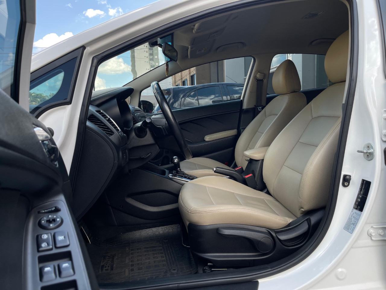 KIA Cerato Sedan 1.6 16V 4P SX AUTOMÁTICO