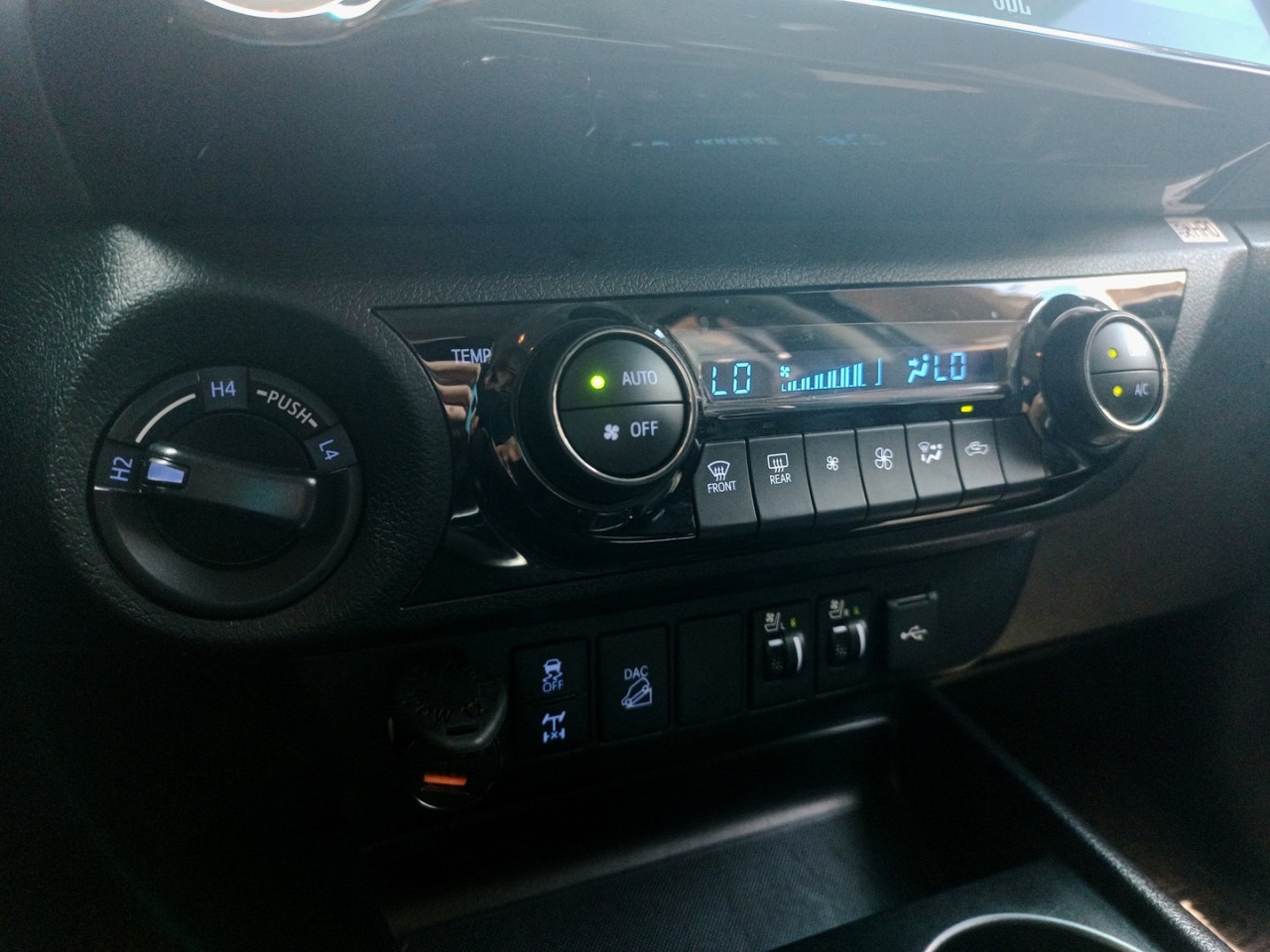 TOYOTA Hilux Caminhonete 2.8 16V SRX PLUS 4X4 TURBO DIESEL CABINE DUPLA AUTOMÁTICO