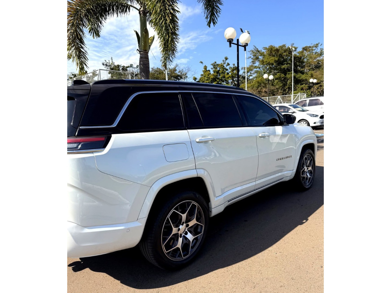 JEEP Commander 2.0 16V 4P TD380 OVERLAND 4X4 TURBO DIESEL AUTOMÁTICO AT9