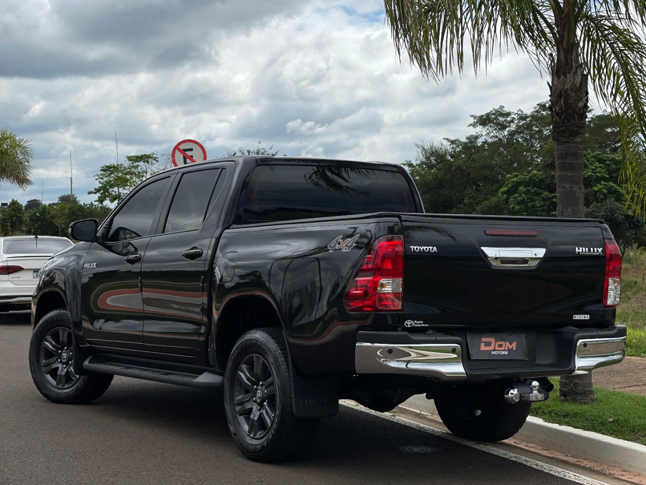 TOYOTA Hilux Caminhonete 2.8 16V 4P SR 4X4 DIESEL CABINE DUPLA AUTOMÁTICO