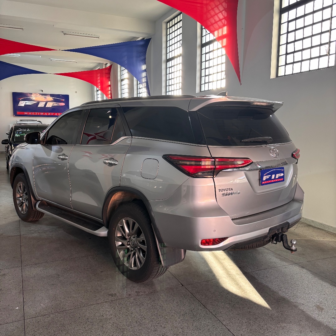 TOYOTA Hilux SW4 2.8 16V 4P SRX 4X4 7 LUGARES TURBO DIESEL AUTOMÁTICO