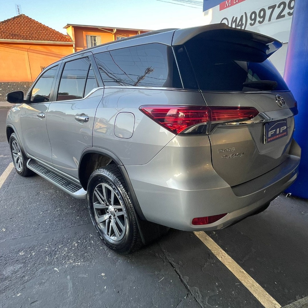 TOYOTA Hilux SW4 2.8 16V 4P SRX 4X4 7 LUGARES TURBO DIESEL AUTOMÁTICO