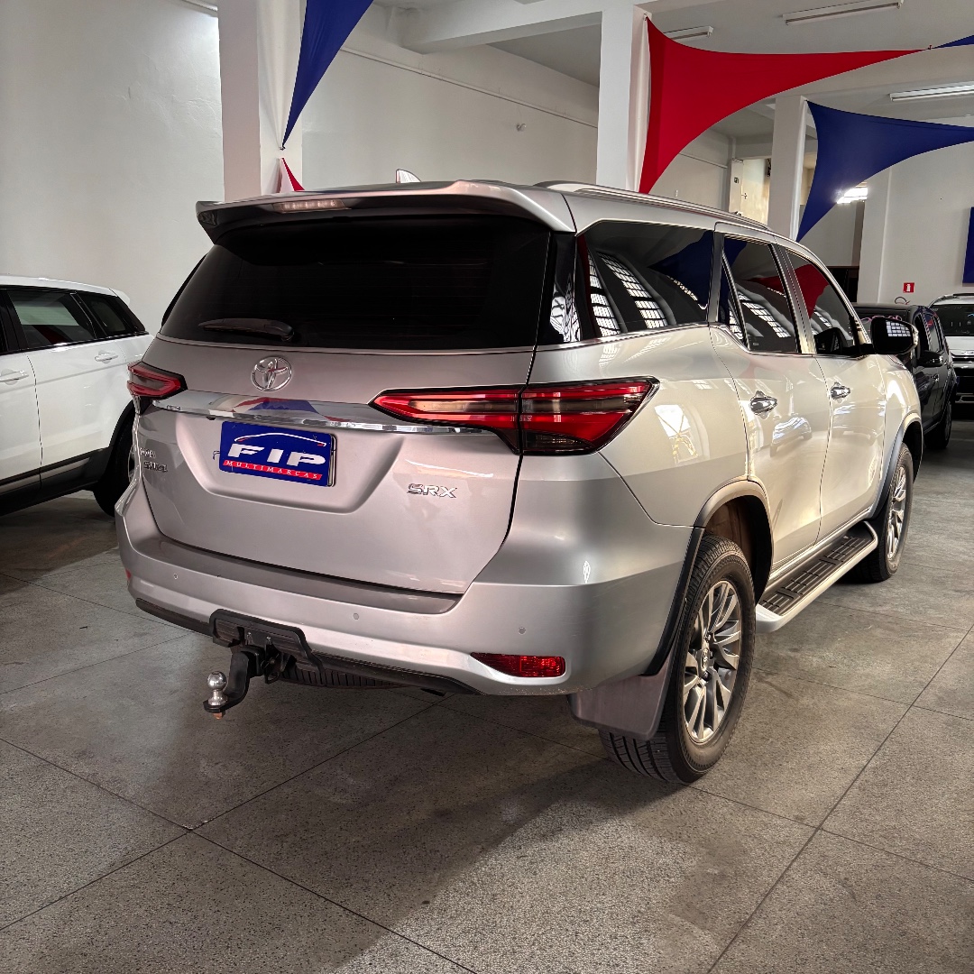 TOYOTA Hilux SW4 2.8 16V 4P SRX 4X4 7 LUGARES TURBO DIESEL AUTOMÁTICO