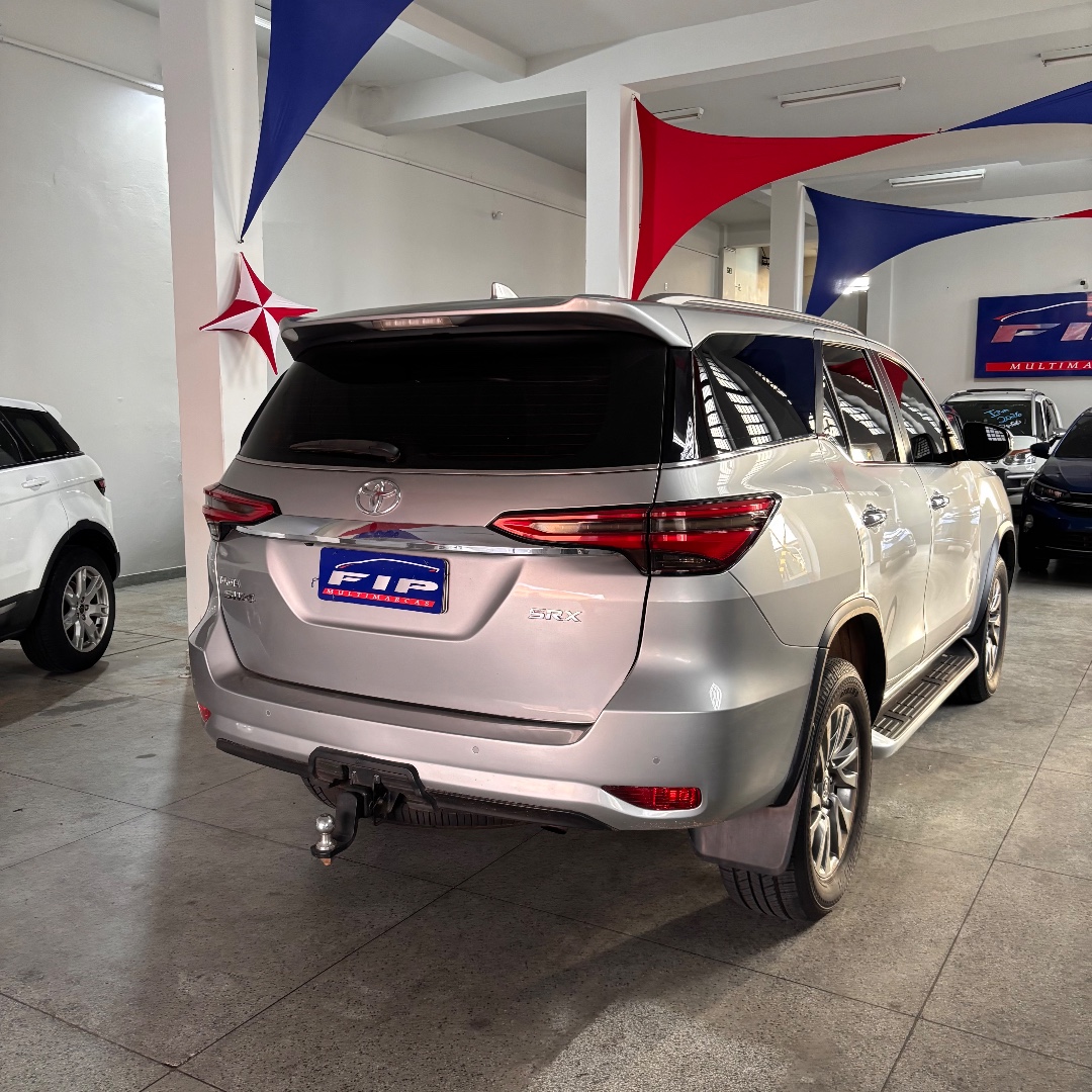 TOYOTA Hilux SW4 2.8 16V 4P SRX 4X4 7 LUGARES TURBO DIESEL AUTOMÁTICO