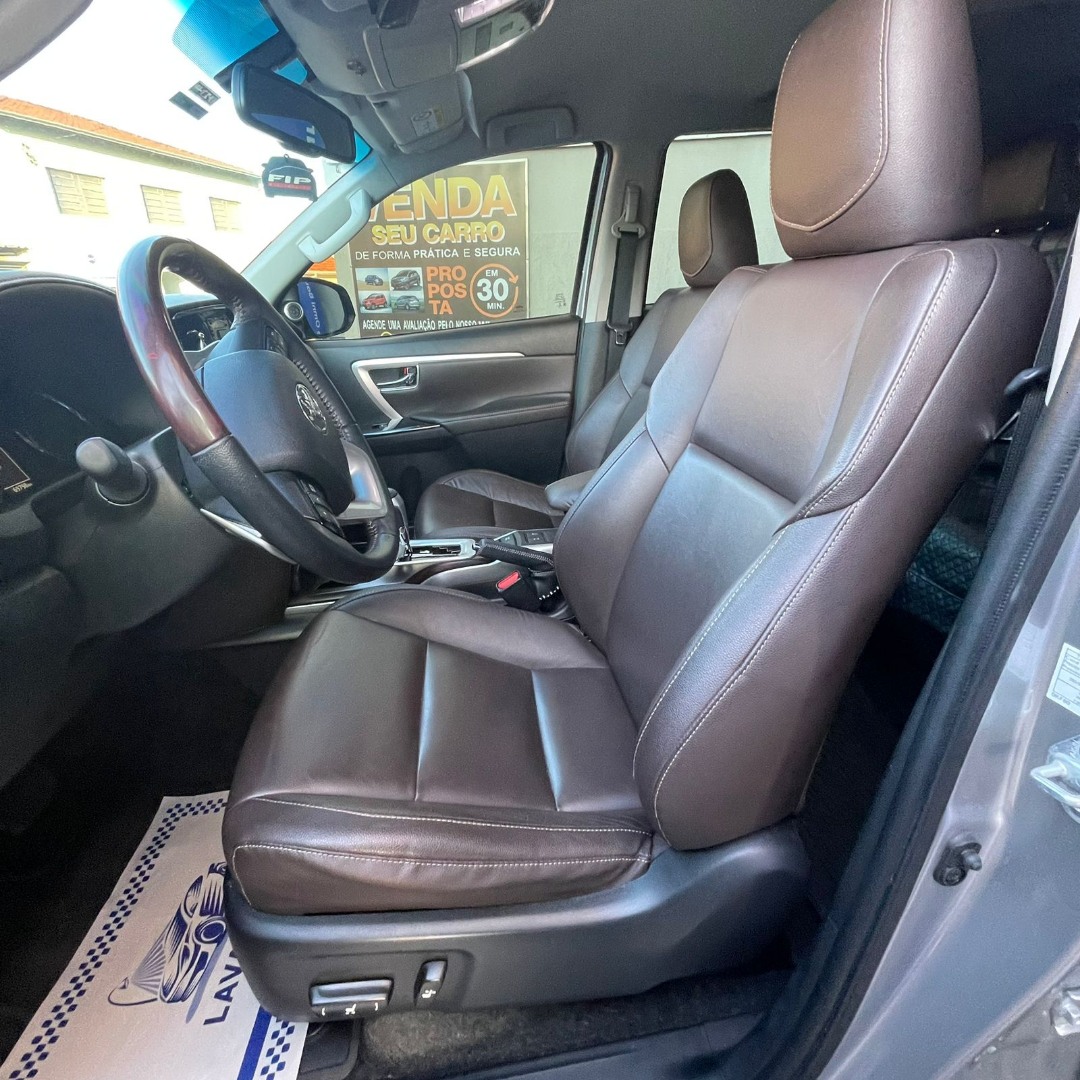 Hilux SW4 2.8 4P SRX 4X4 7 LUGARES TURBO DIESEL AUTOMÁTICO