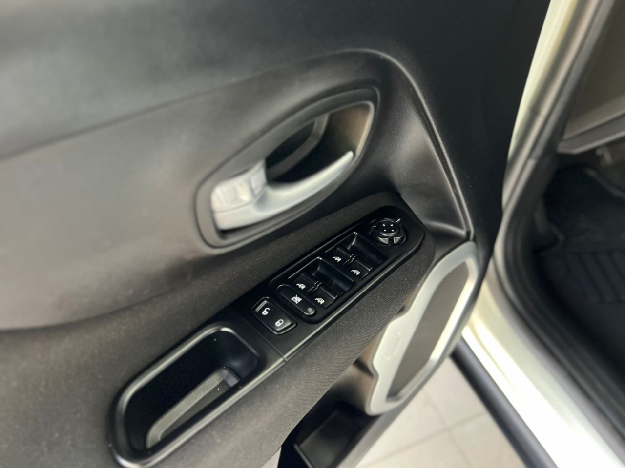 Renegade 1.8 16V 4P FLEX
