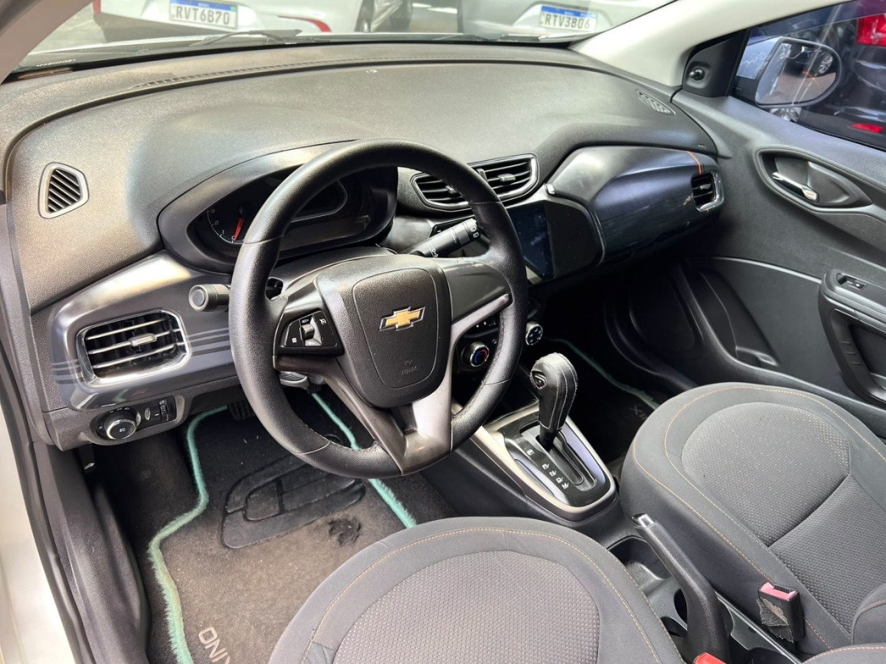 Onix Hatch 1.4 4P FLEX LT AUTOMÁTICO