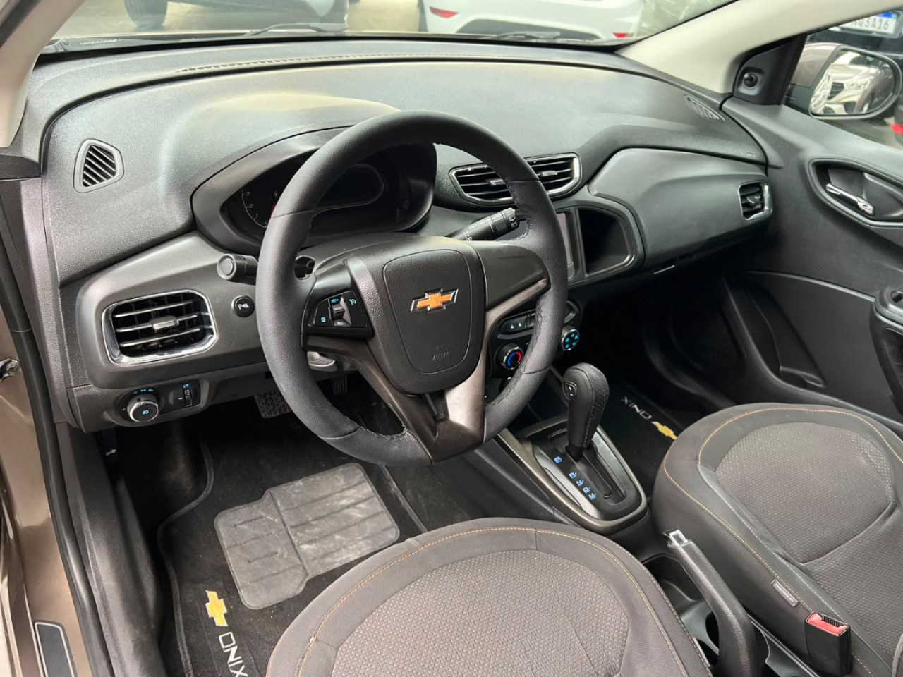 Onix Hatch 1.4 4P FLEX LT AUTOMÁTICO