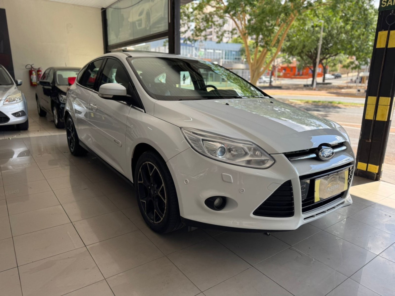 Focus Hatch 2.0 16V 4P FLEX TITANIUM POWERSHIFT AUTOMÁTICO
