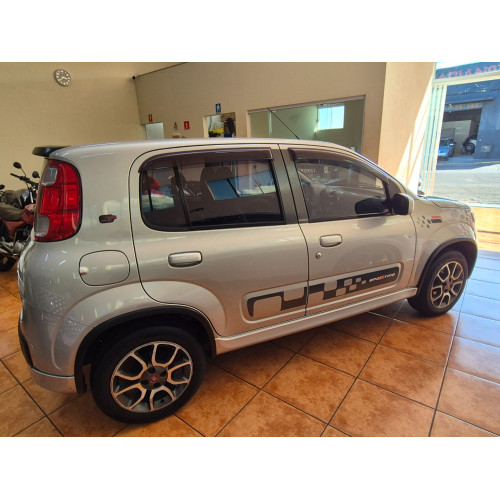 FIAT Uno 1.4 4P FLEX SPORTING