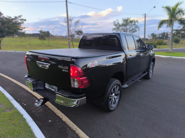 TOYOTA Hilux Caminhonete 2.8 16V SRX 4X4 TURBO DIESEL CABINE DUPLA AUTOMÁTICO