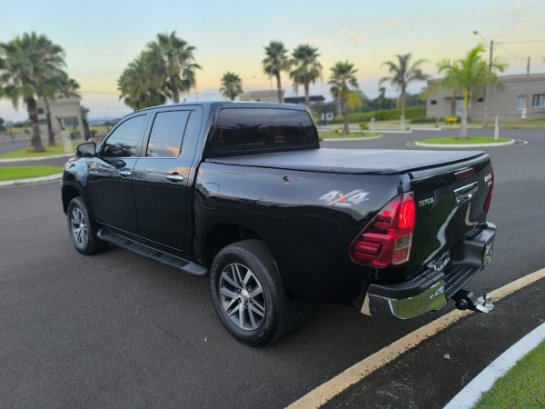 TOYOTA Hilux Caminhonete 2.8 16V SRX 4X4 TURBO DIESEL CABINE DUPLA AUTOMÁTICO