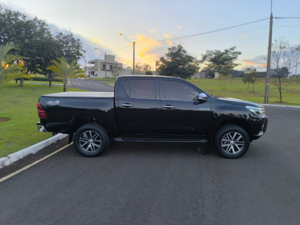 TOYOTA Hilux Caminhonete 2.8 16V SRX 4X4 TURBO DIESEL CABINE DUPLA AUTOMÁTICO