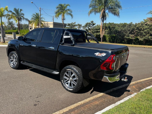 TOYOTA Hilux Caminhonete 3.0 4P 4X4 SRV TURBO DIESEL CABINE DUPLA AUTOMÁTICO