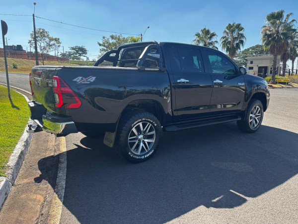 TOYOTA Hilux Caminhonete 3.0 4P 4X4 SRV TURBO DIESEL CABINE DUPLA AUTOMÁTICO