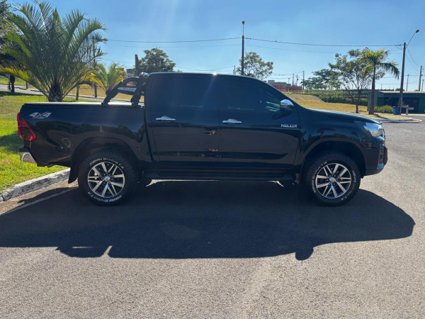 TOYOTA Hilux Caminhonete 3.0 4P 4X4 SRV TURBO DIESEL CABINE DUPLA AUTOMÁTICO