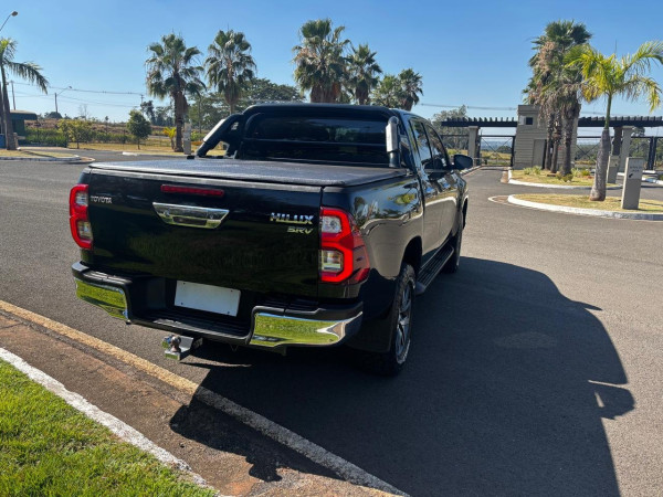 TOYOTA Hilux Caminhonete 3.0 4P 4X4 SRV TURBO DIESEL CABINE DUPLA AUTOMÁTICO