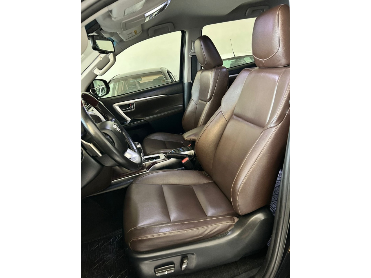 Hilux SW4 2.8 4P SRX 4X4 7 LUGARES TURBO DIESEL AUTOMÁTICO