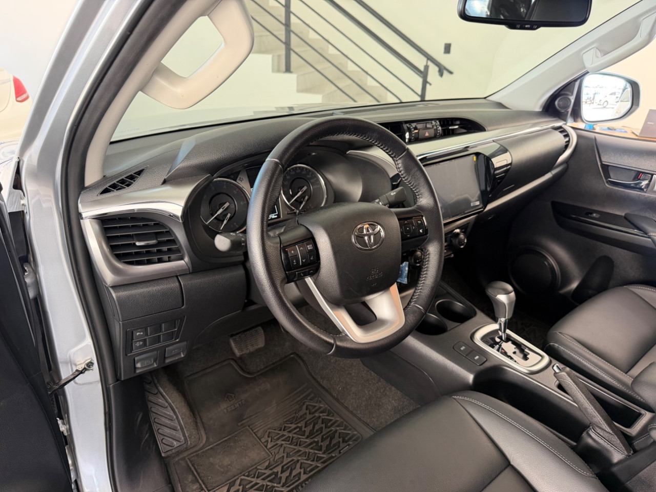 TOYOTA Hilux Caminhonete 2.8 16V SRV 4X4 DIESEL CABINE DUPLA AUTOMÁTICO
