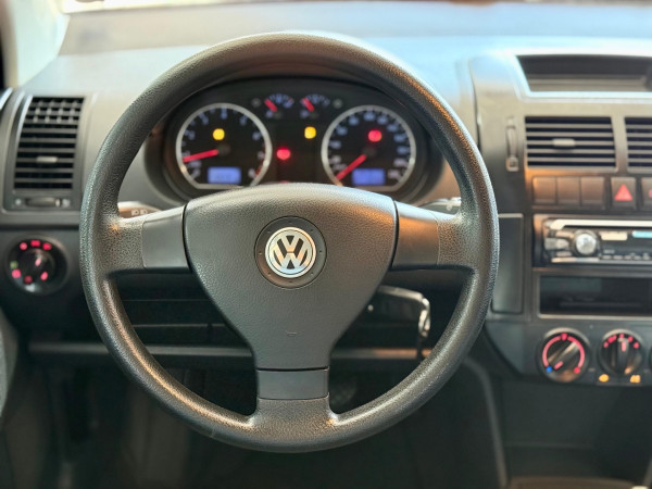 VOLKSWAGEN Polo Sedan 1.6 4P FLEX