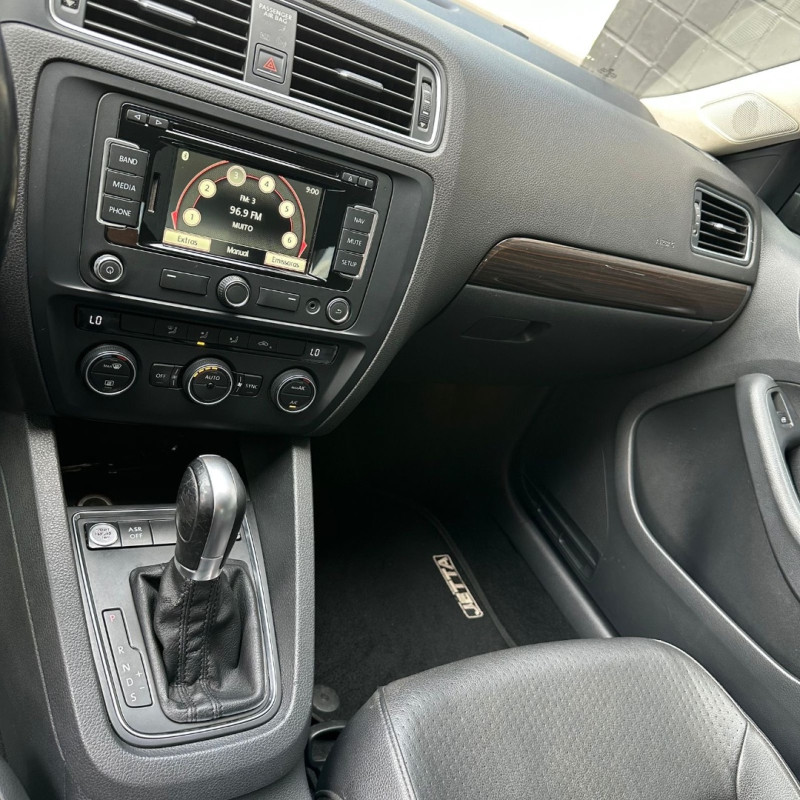 VOLKSWAGEN Jetta 2.0 4P CONFORTLINE TIPTRONIC AUTOMÁTICO