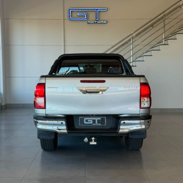 TOYOTA Hilux Caminhonete 2.8 16V 4P SR 4X4 DIESEL CABINE DUPLA AUTOMÁTICO