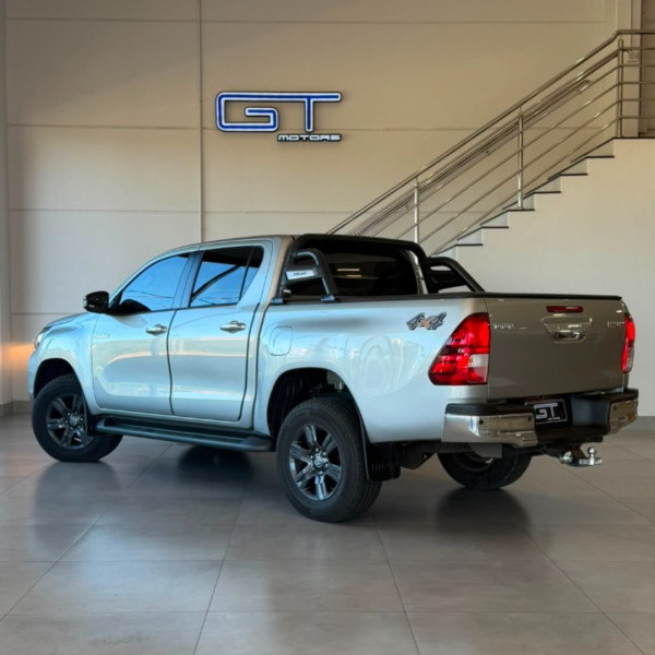 TOYOTA Hilux Caminhonete 2.8 16V 4P SR 4X4 DIESEL CABINE DUPLA AUTOMÁTICO