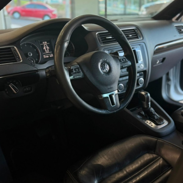 VOLKSWAGEN Jetta 2.0 4P TSI HIGHLINE 211 CV AUTOMÁTICO