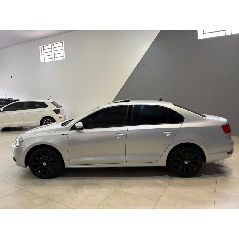 VOLKSWAGEN Jetta 2.0 4P FLEX AUTOMÁTICO