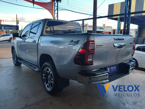 TOYOTA Hilux Caminhonete 2.8 16V SRX LIMITED 4X4 TURBO DIESEL CABINE DUPLA AUTOMÁTICO