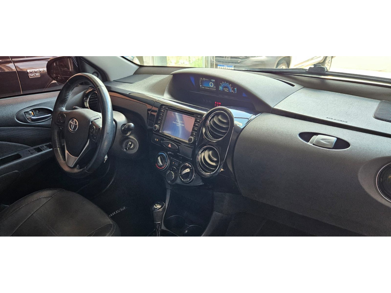 Etios Hatch 1.5 16V 4P FLEX PLATINUM AUTOMÁTICO
