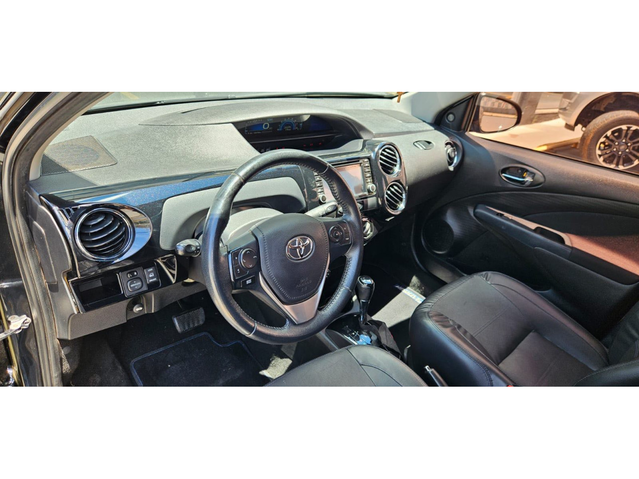 Etios Hatch 1.5 16V 4P FLEX PLATINUM AUTOMÁTICO