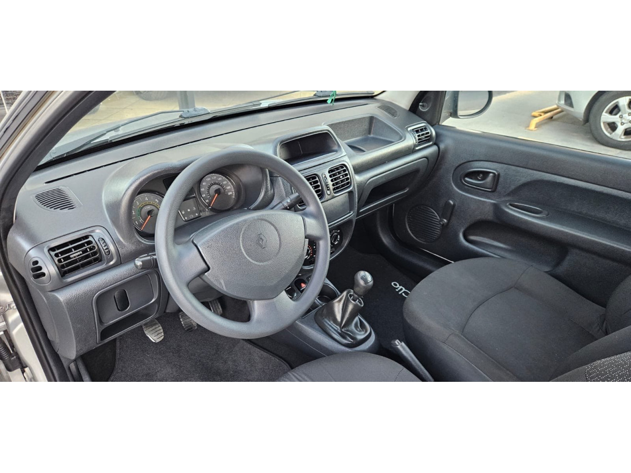 RENAULT Clio Hatch 1.0 16V AUTHENTIQUE