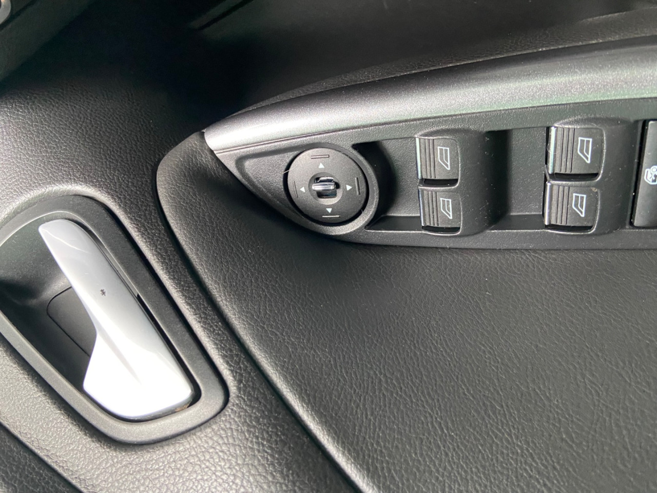 FORD Focus Sedan 2.0 16V 4P FLEX TITANIUM POWERSHIFT AUTOMÁTICO