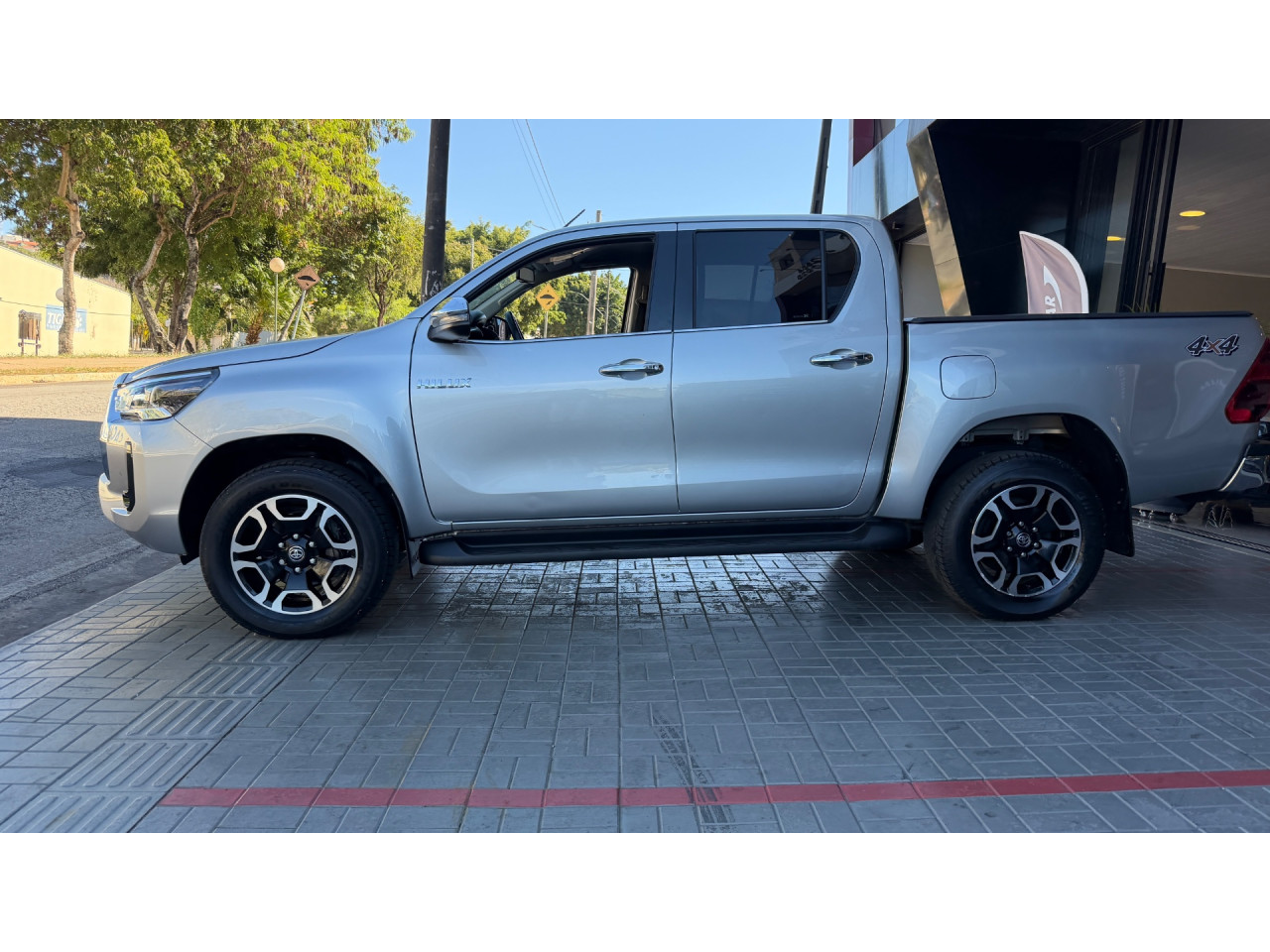 TOYOTA Hilux Caminhonete 2.8 16V SRX 4X4 TURBO DIESEL CABINE DUPLA AUTOMÁTICO
